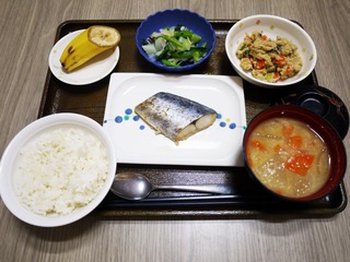 きょうのお昼ごはんは、焼き魚、炒りおから、甘酢和え、みそ汁、くだものでした。