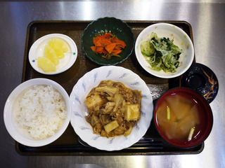 きょうのお昼ごはんは、豚肉と厚揚げの和風カレー煮、和え物、煮物、みそ汁、くだものでした。
