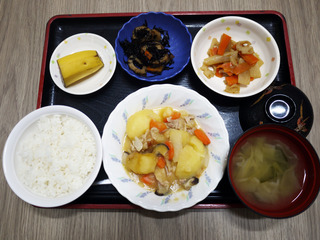 今日のお昼ごはんは、みそ肉じゃが・ひじき和え・根菜きんぴら・みそ汁・くだものでした。