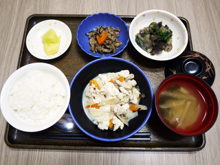 きょうのお昼ごはんは、炒り豆腐・和え物・含め煮・みそ汁・くだものでした。
