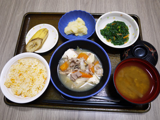 きょうのお昼ごはんは、肉豆腐・わさび和え・じゃが炒め・みそ汁・くだものでした。