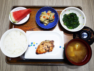 今日のお昼ごはんは、鮭の梅焼き・炒りおから・和え物・みそ汁・くだものでした。