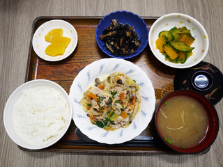 今日のお昼ごはんは、肉野菜炒め・ひじき煮・和え物・みそ汁・くだものでした。