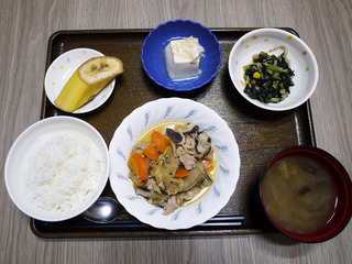 きのうのお昼ごはんは、豚肉と根野菜の炒め煮・ひじき和え・ねぎ塩奴・みそ汁・くだものでした。
