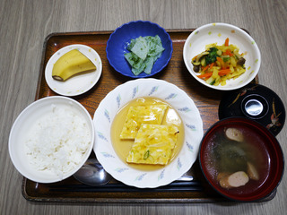 今日のお昼ごはんは、ねぎ卵焼きの甘酢あん・カレー和え・お浸し・みそ汁・くだものでした。