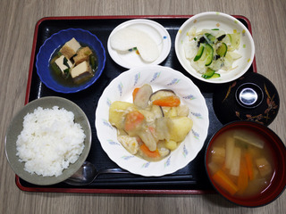 きょうのお昼ごはんは、吉野煮・焼きのり和え・厚揚げ煮・みそ汁・くだものでした。