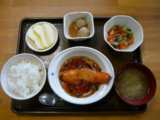 今日のお昼ご飯は、鮭の野菜あんかけ、和え物、煮物、味噌汁、果物です。