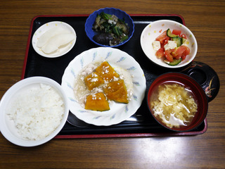 きょうのお昼ごはんは、かぼちゃのそぼろあん・豆腐サラダ・含め煮・みそ汁・くだものでした。