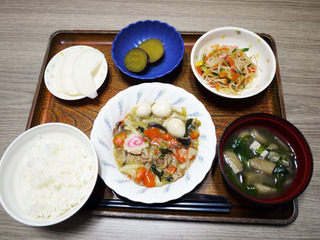 きょうのお昼ごはんは、八宝菜・春雨サラダ・さつまいも煮・みそ汁・くだものでした。
