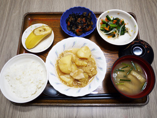きょうのお昼ごはんは、鶏肉とジャガイモのみそ煮込み・梅和え・煮物・みそ汁・くだものでした。