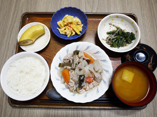 今日のお昼ごはんは、和風ポトフ・ごま和え・炒り卵・みそ汁・くだものでした。