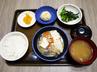 きょうのお昼ごはんは、肉豆腐・和え物・コーンポテト・みそ汁・くだものでした。