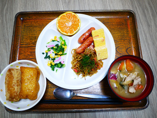 きょうのお昼ごはんは、体育の日お楽しみ弁当（いなり寿司・焼きそば・トン汁・くだもの）でした。