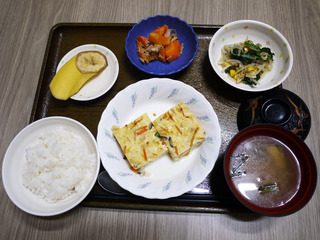 きょうのお昼ごはんは、擬製豆腐・なめたけ和え・ツナ人参・みそ汁・くだものでした。