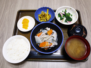 きょうのお昼ごはんは、和風ポトフ・青菜和え・おさつきんぴら・みそ汁・くだものでした。