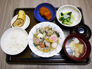 きょうのお昼ごはんは、八宝菜・含め煮・おろしきゅうり和え・みそ汁・くだものでした。