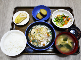 きょうのお昼ごはんは、白菜と肉団子の旨煮・塩昆布和え・さつま芋煮・みそ汁・くだものでした。