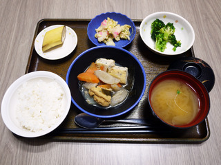 きょうのお昼ごはんは、がんもと根菜の含め煮・卵とじ・わさび和え・みそ汁・くだものでした。