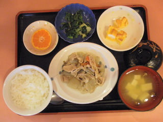 きょうのお昼ご飯は、和風ポトフ、はんぺんのピカタ、お浸し、味噌汁、くだものでした。