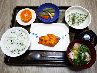 きょうのお昼ごはんは、鮭のもみじ焼き・白和え・含め煮・お吸い物・くだものでした。