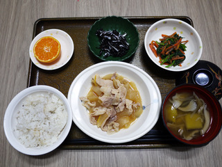 きょうのお昼ごはんは、豚肉と大根の甘みそ煮・ごま和え・ひじきの酢の物みそ汁・くだものでした。