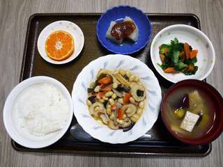きょうのお昼ごはんは、大豆五目煮・和え物・ふろふき大根・みそ汁・くだものでした。