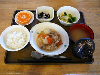 今日のお昼ご飯は、鶏肉と里芋の味噌煮、煮浸し、酢の物、味噌汁、果物です。