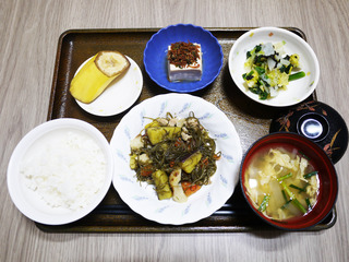 きょうのお昼ごはんは、豚肉と刻み昆布の炒め煮・和え物・みそ汁・くだものでした。