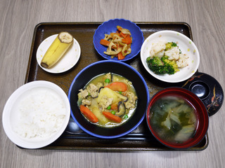きょうのお昼ごはんは、カレー肉じゃが・和え物・根菜きんぴら・みそ汁・くだものでした。