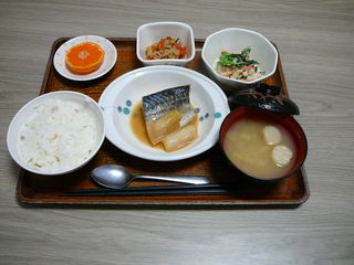 今日のお昼ご飯は、鯖の味噌煮、切り干し煮、和え物、味噌汁、果物です。