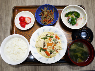きょうのお昼ごはんは、炒り豆腐・きんぴら・かにかまあん・みそ汁・くだものでした。