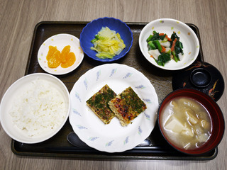 きょうのお昼ごはんは、松風焼き・つぶし里芋和え・浅漬け・みそ汁・くだものでした。