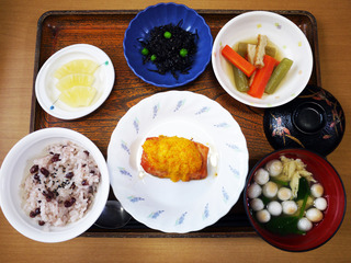 きょうのお昼ごはんは、お赤飯・鮭の人参マヨネーズ焼き・含め煮・酢みそ和え・お吸い物・くだものでした。