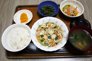 きょうのお昼ごはんは、麻婆豆腐・春雨サラダ・わらびのお浸し・みそ汁・くだものでした。