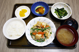きょうのお昼ごはんは、厚揚げのあんかけ煮・青菜和え・コーンポテト・みそ汁・くだものでした。