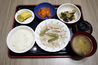 きょうのお昼ごはんは、豚肉と大根の治部煮風・蒸しなすの生姜和え・じゃこ人参・みそ汁・くだものです。