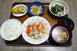 きょうのお昼ごはんは、鶏肉と里芋のみそ煮込み・梅和え・卵とじ・みそ汁・くだものでした。