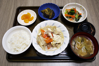 きょうのお昼ごはんは、肉豆腐・なめたけ和え・大学芋煮・みそ汁・くだものでした。