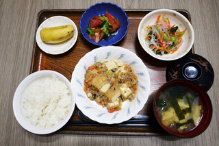 きょうのお昼ごはんは、家常豆腐・春雨サラダ・冷やしトマト・みそ汁・くだものでした。