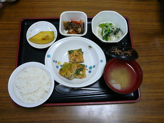今日のお昼ご飯は、千草焼き、おろし和え、煮物、味噌汁、果物です。