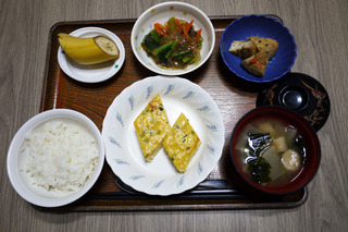 きょうのお昼ごはんは、鶏そぼろとじゃがいもの和風オムレツ・ところてん和え・含め煮・みそ汁・くだものでした。