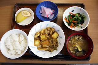 きょうのお昼ごはんは、厚揚げの和風カレー煮・焼きのり和え・紅生姜大根・みそ汁・くだものでした。