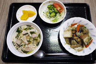 きょうのお昼ごはんは、肉うどん・厚揚げと夏野菜のみそ炒め・和え物・くだものでした。