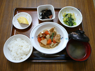 今日のお昼ご飯は、炊き合わせ、青菜和え、ひじき煮、味噌汁、果物です。