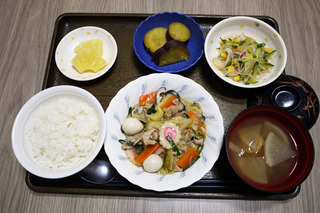 きょうのお昼ごはんは、八宝菜・春雨サラダ・さつま芋煮・みそ汁・くだものでした。