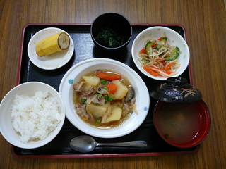 今日のお昼ご飯は、肉じゃが、中華和え、お浸し、味噌汁、果物です。