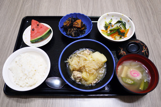 きょうのお昼ご飯は、鶏肉とじゃがいものみそ煮込み・梅和え・煮物・味噌汁・果物でした。