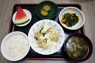 今日のお昼ごはんは、豚肉ともやしのチャンプルー・和え物・さつま芋煮・味噌汁・くだものでした。