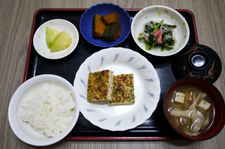 きょうのお昼ごはんは、松風焼き・おろし和え・含め煮・味噌汁・くだものでした。