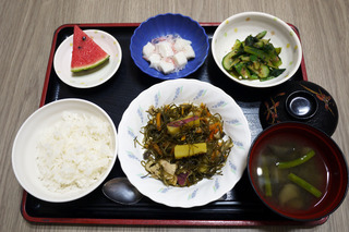 きょうのお昼ごはんは、豚肉と切り昆布の炒め煮・梅おかか和え・くず煮・味噌汁・くだものでした。